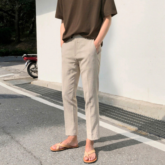 ブラウンTシャツと合わせたリラックス感ある休日スタイル