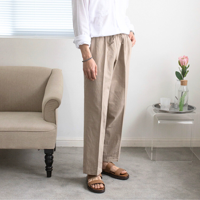 コットンリネン素材のストレートパンツを着用した男性（ベージュ・正面）