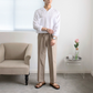 ベージュのストレートパンツを白シャツでナチュラルに着こなす