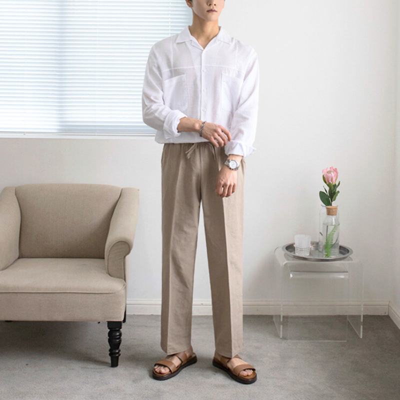ベージュのストレートパンツを白シャツでナチュラルに着こなす