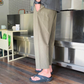 サイドから見たワイドシルエットの自然な落ち感