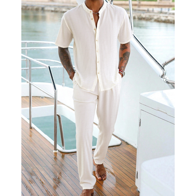 生成りカラーのリヨセル×リネン混バンドカラー半袖シャツ＆イージーパンツセットアップを着用したメンズ全身コーデ画像