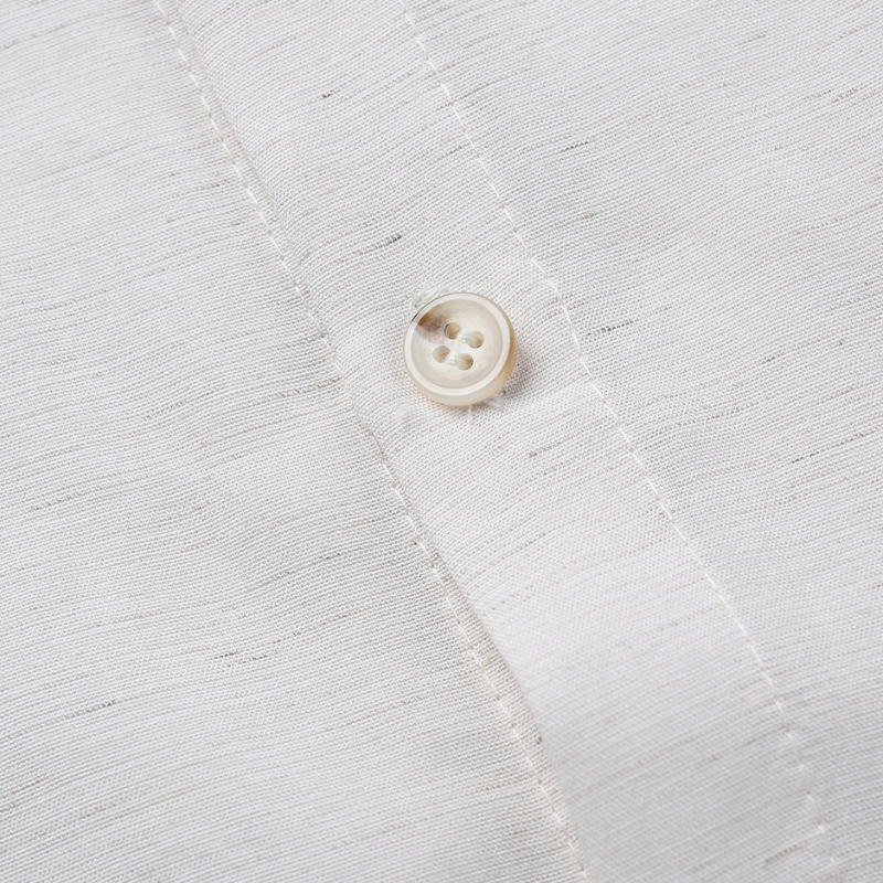 リヨセル×リネン混シャツのボタンまわりと生地感がわかるディテール画像