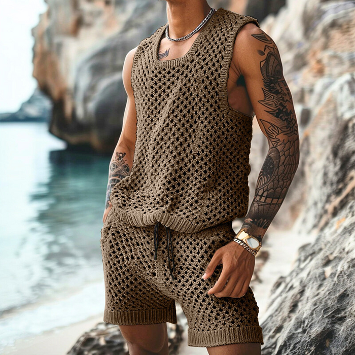 30代メンズ向け メッシュ編みサマーニットセットアップ ノースリーブタンク×ショートパンツ ライトブラウン 夏のリゾートカジュアル