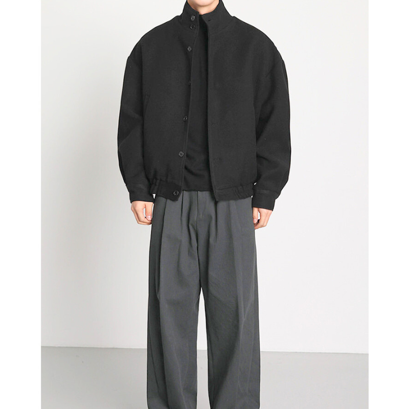 ミニマルデザインが魅力のブラックスタンドカラーブルゾン 秋冬の上品カジュアル