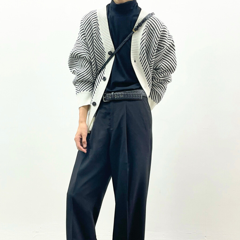 黒パンツと合わせた30代向けヘリンボーン柄カーディガンの縦ラインコーデ