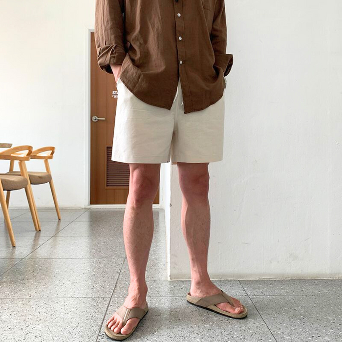 ナチュラル素材の麻混ハーフパンツをブラウンシャツとコーデした着用イメージ（正面立ち）
