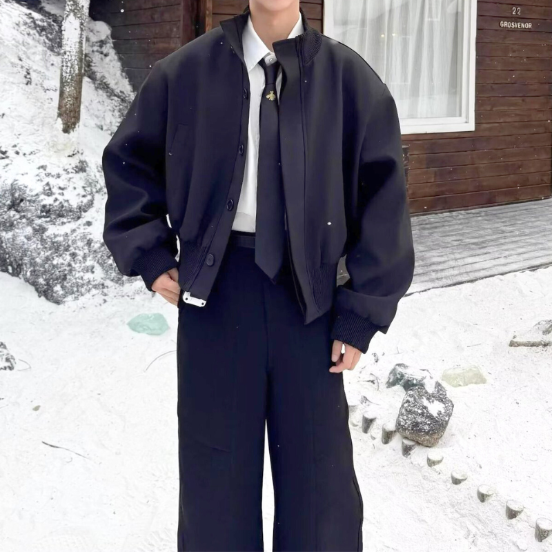 雪景色にも映えるネイビージャケット｜オンオフ使える万能アウター