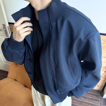 リブスタンド襟と厚手素材で大人の抜け感を演出するメンズジャケット