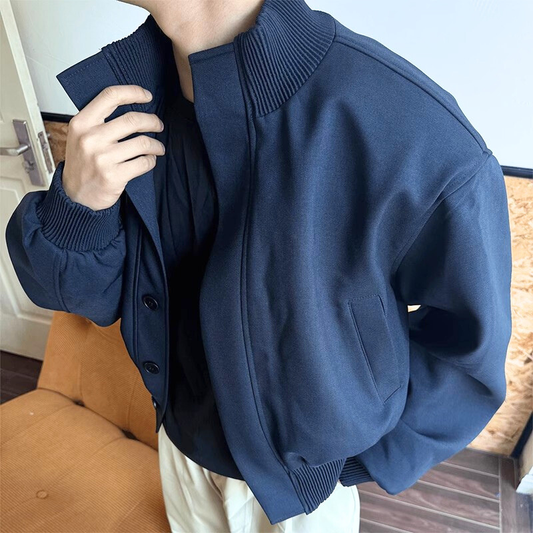 リブスタンド襟と厚手素材で大人の抜け感を演出するメンズジャケット