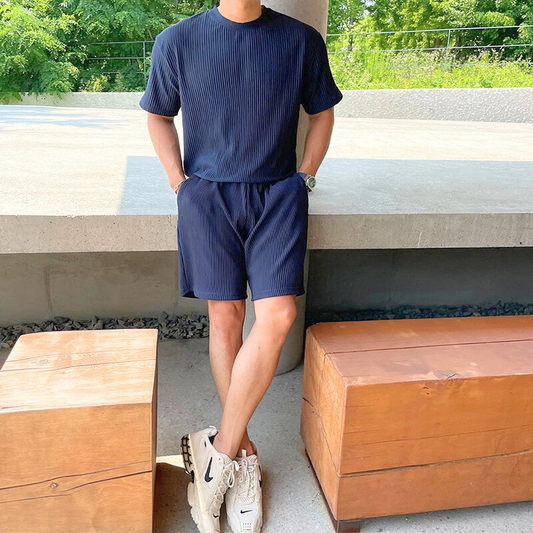 30代男性がリブTシャツ×ショートパンツのネイビーセットアップを着用し立っている正面姿