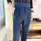 ネイビースラックスのサイドアジャスター仕様を写した30代メンズ向けきれいめ春秋コーデ