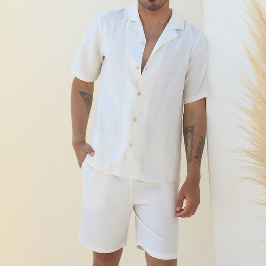 ホワイトの開襟半袖シャツ＆ショートパンツセットアップの全身がわかるメンズ画像