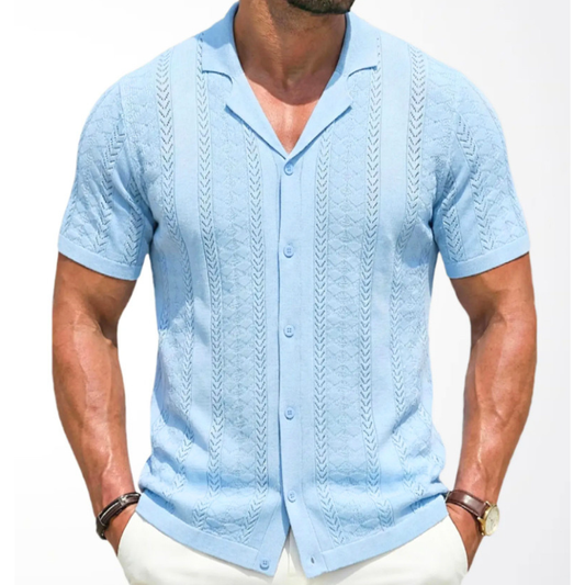 サックスブルーの透かし編みオープンカラー半袖サマーニットシャツ着用イメージ