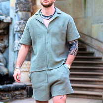 開襟デザインの凹凸素材ショートパンツセットアップを歩き姿で見せたメンズ着用画像