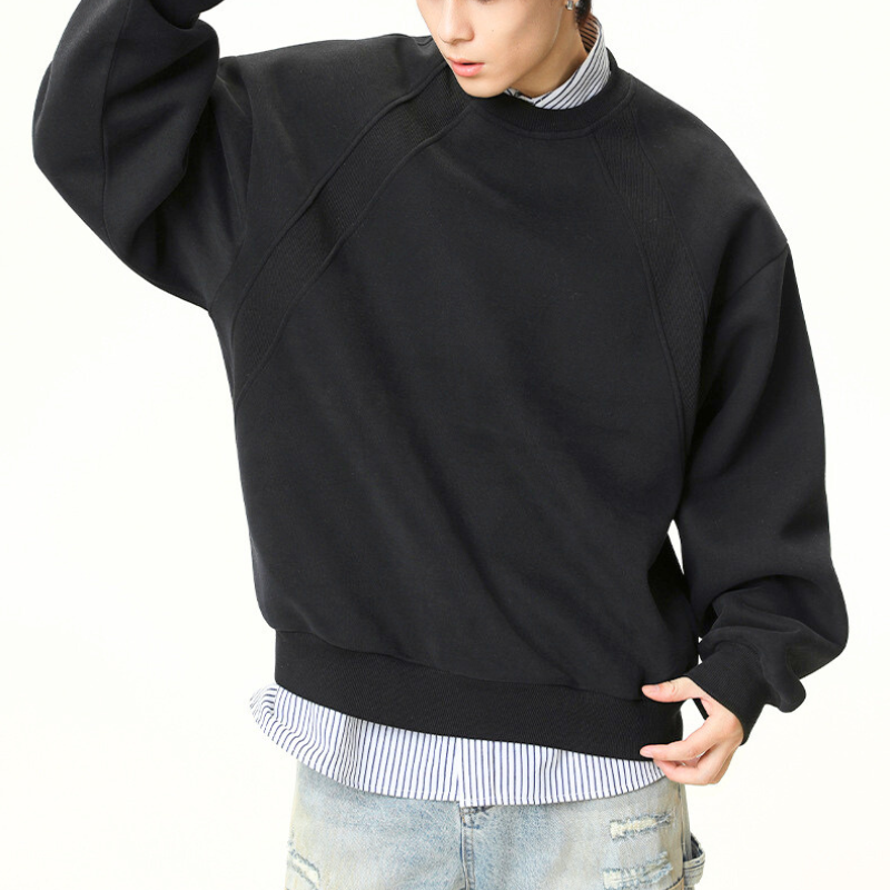 メンズ黒スウェット オーバーサイズ×レイヤードスタイル
