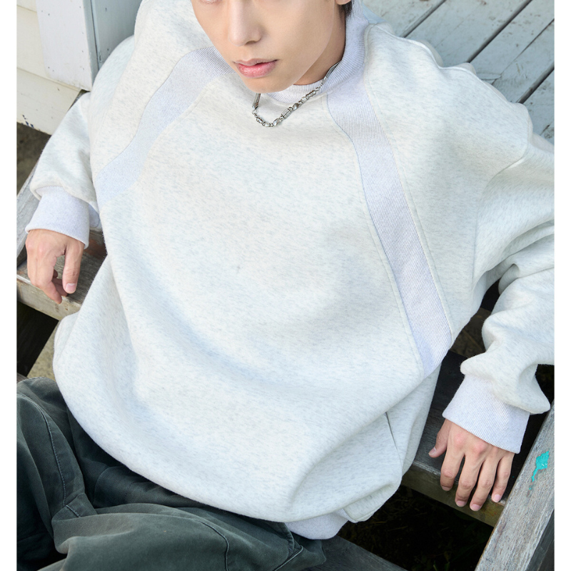 メンズ無地スウェット ライトグレー 屋外着用ショット