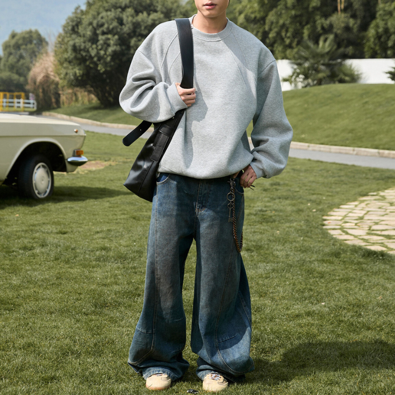 メンズオーバーサイズスウェット ライトグレー×デニムコーデ