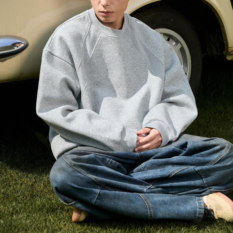 メンズ無地スウェット ライトグレー アウトドア風コーデ