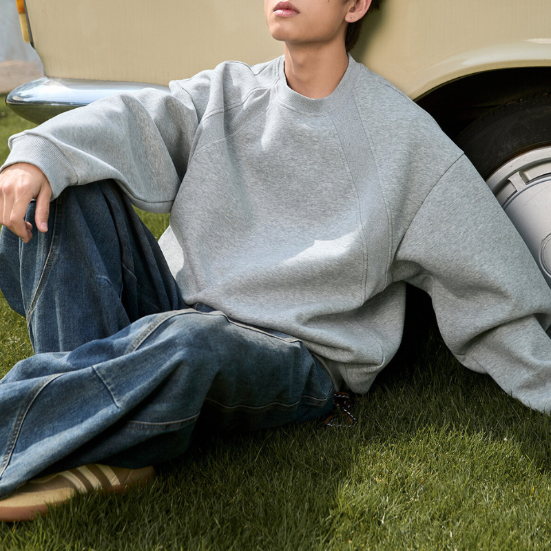 メンズライトグレースウェット 屋外 座りカット