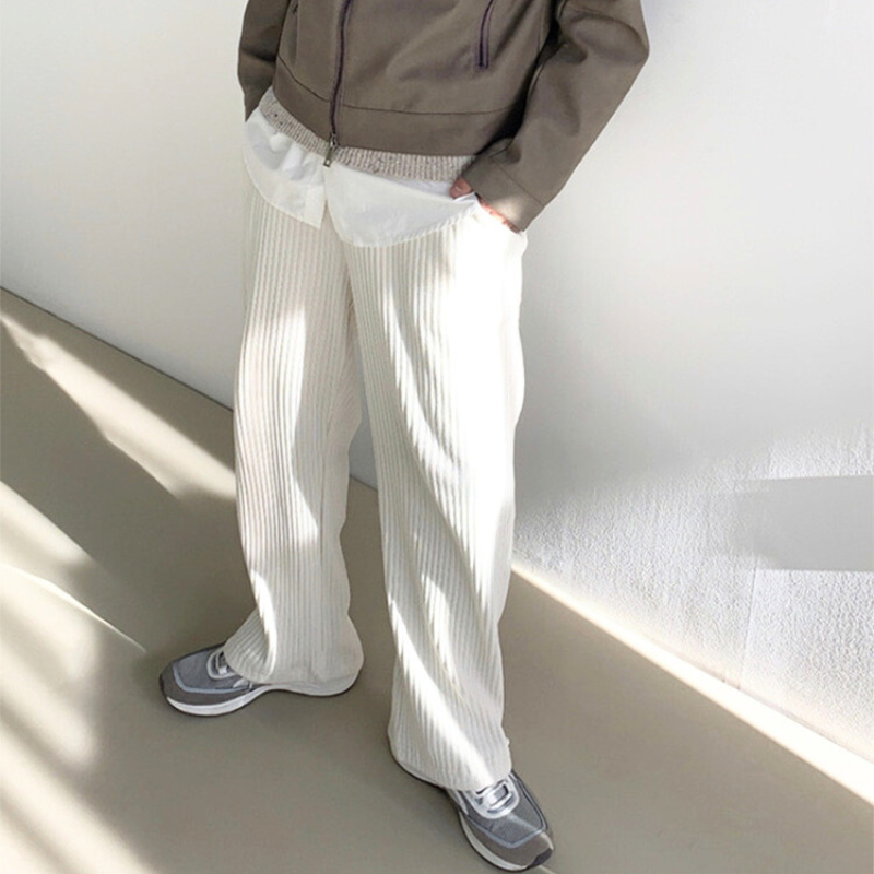 白コーデュロイカーゴパンツ｜リラックスシルエットの着用イメージ