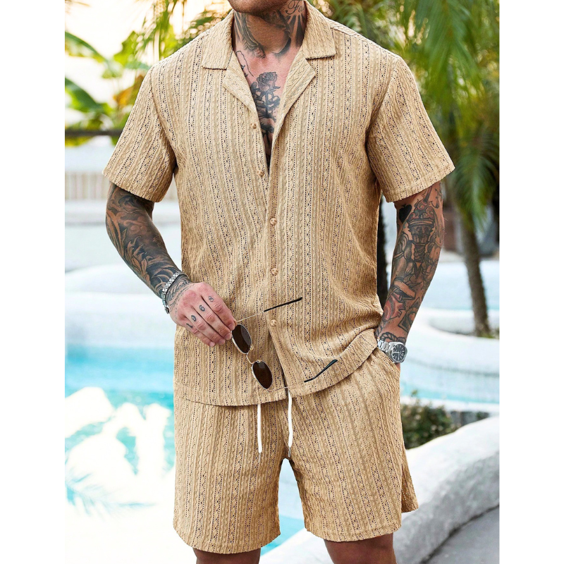 ベージュの透かし柄開襟半袖セットアップを着用したメンズ全身コーデ画像