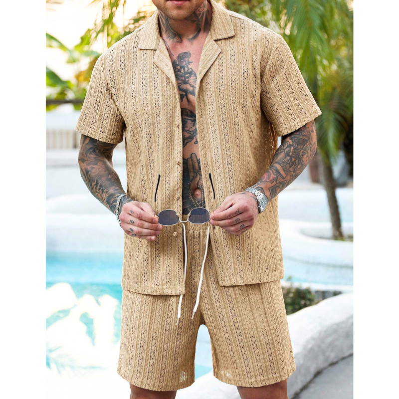 ベージュの透かし柄セットアップを正面寄りで見せたメンズ着用画像