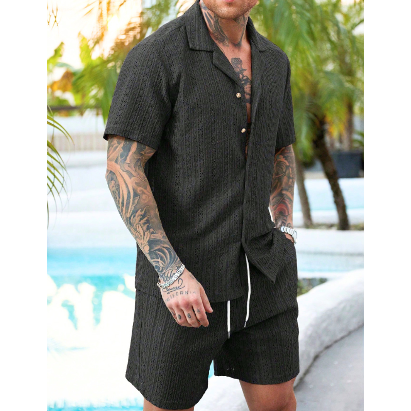 ブラックの透かし柄セットアップを正面寄りで見せたメンズ着用画像