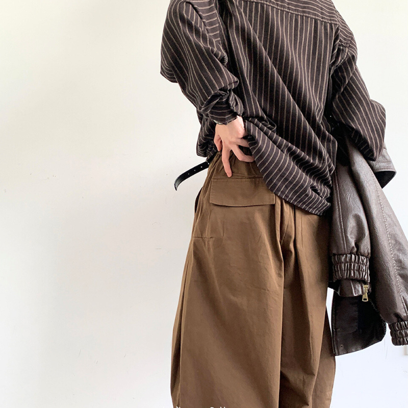 メンズ ワイドパンツ｜バックポケットと落ち感素材が大人カジュアルにマッチ