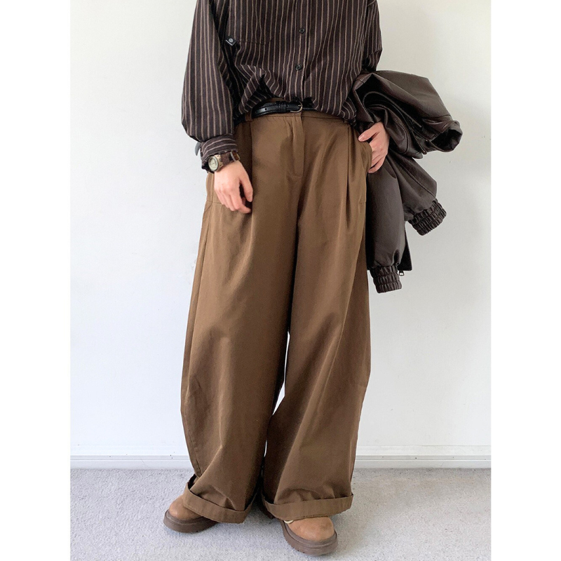 30代メンズ向け ワイドストレートパンツ｜カーキのとろみポリエステル素材が春夏秋冬に使える抜け感シルエット