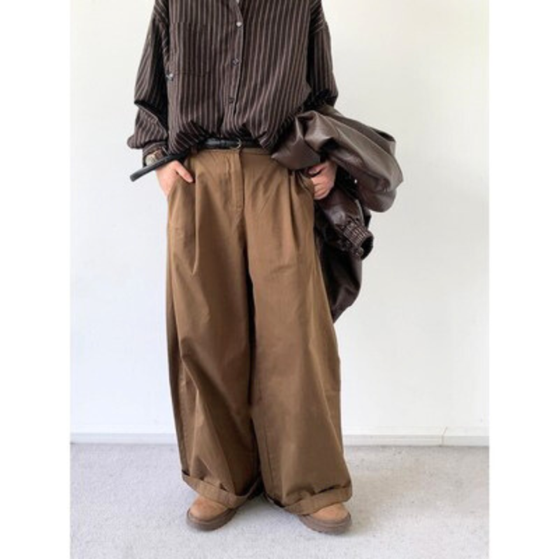 40代メンズにも合うポリエステルワイドパンツ｜ブラウン系トップスとのコーデ例