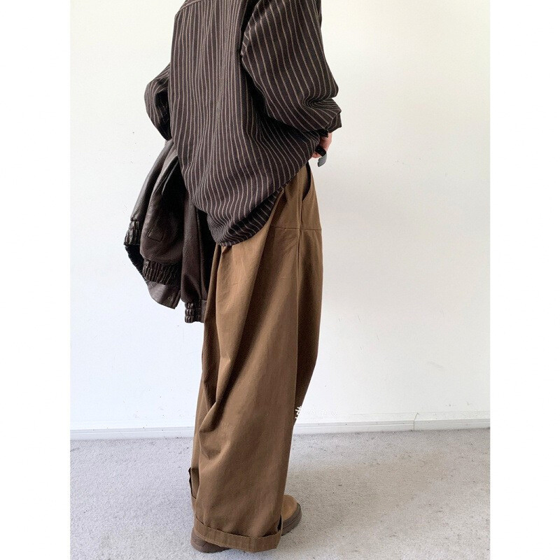 30代メンズに人気のワイドパンツ｜カーキポリエステル素材のルーズシルエット