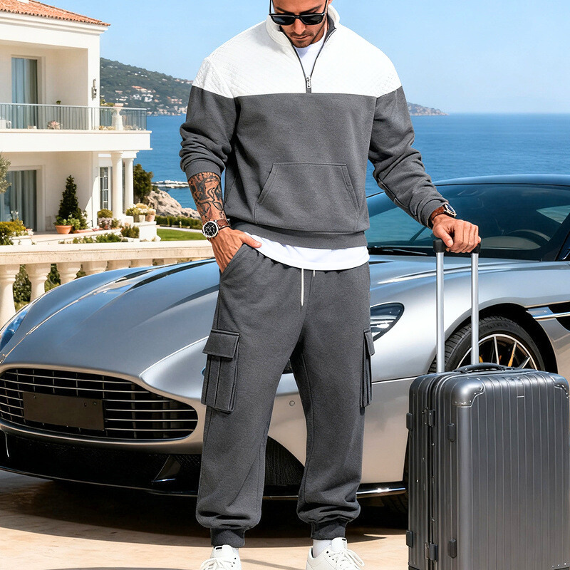 チャコール×ホワイト配色のスウェットセットアップを着た男性｜軽やかで洗練された印象
