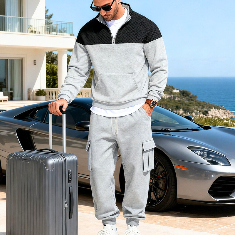 グレー×ブラックの配色スウェットセットアップを着た男性｜春秋冬のシックな大人カジュアル