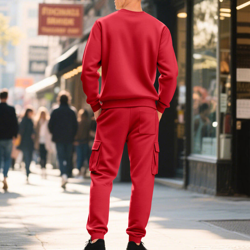レッドのカーゴスウェットセットアップ後ろ姿｜印象的なカラーでスタイリッシュに