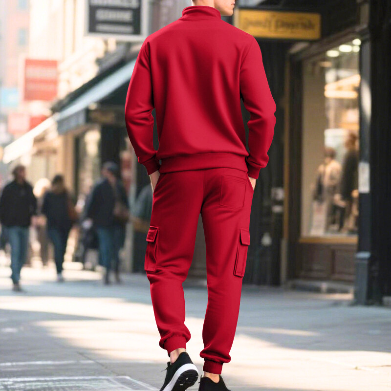 レッドのスタンドカラースウェットセットアップ後ろ姿｜リブ裾がすっきりまとまるデザイン