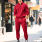 レッドのスタンドカラースウェットセットアップ｜アクセントカラーで差をつけるカジュアルコーデ