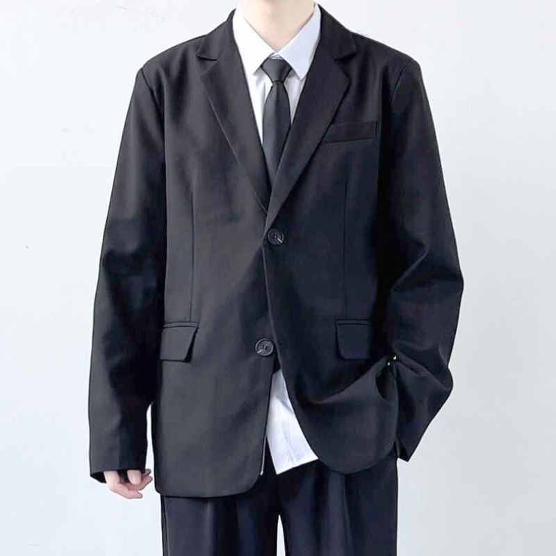 ややリラックスシルエットのテーラードジャケット着用シーン｜春秋の大人スタイル