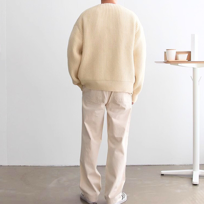 後ろ姿まできれいに決まるアイボリーリブカーディガン