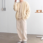 カフェシーンに似合うナチュラルカラーの秋冬コーデ。