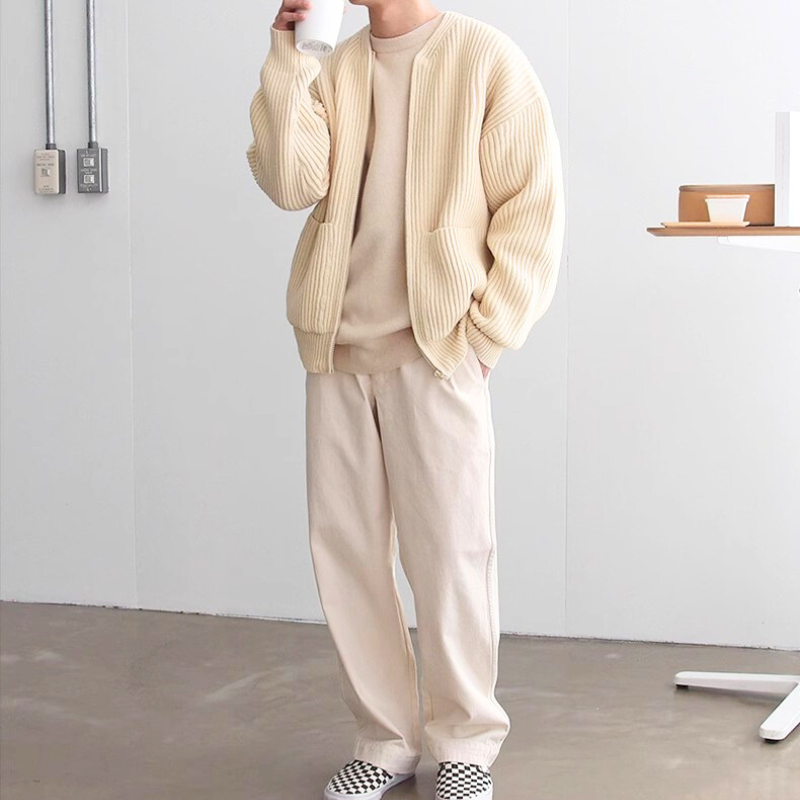 カフェシーンに似合うナチュラルカラーの秋冬コーデ。