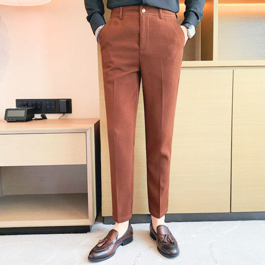 30代メンズ向け 赤茶ワッフルテーパードパンツ｜秋冬の上品カジュアルに