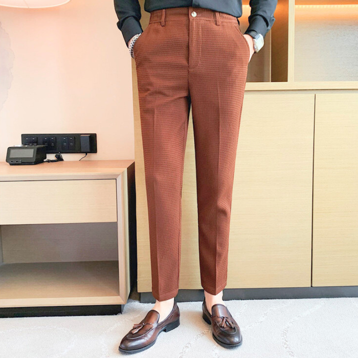 30代メンズ向け 赤茶ワッフルテーパードパンツ｜秋冬の上品カジュアルに