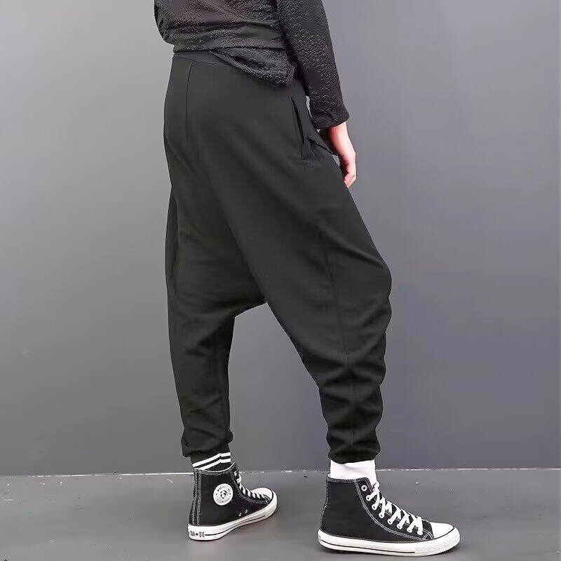 ブラックのサルエルパンツを後ろ寄りの角度で見せたメンズ着用画像