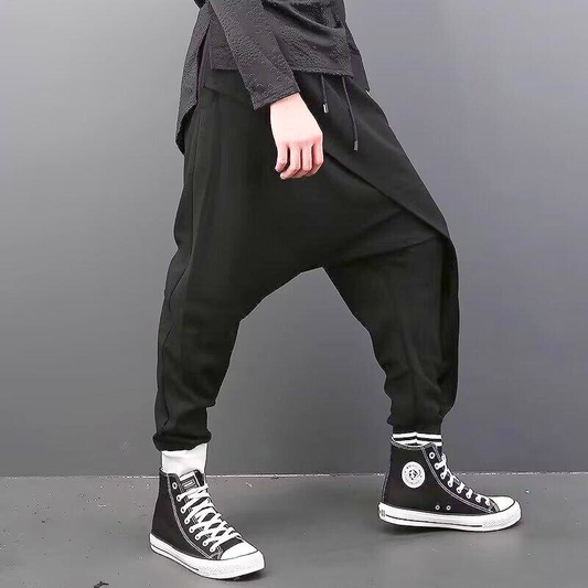 ブラックの変形サルエルパンツを横から見せたメンズ着用画像