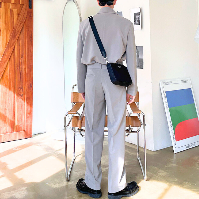 背面から見たロングパンツセットアップコーデ