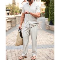 ライトグレーのメンズセットアップ｜腕時計を見るポーズの着用イメージ