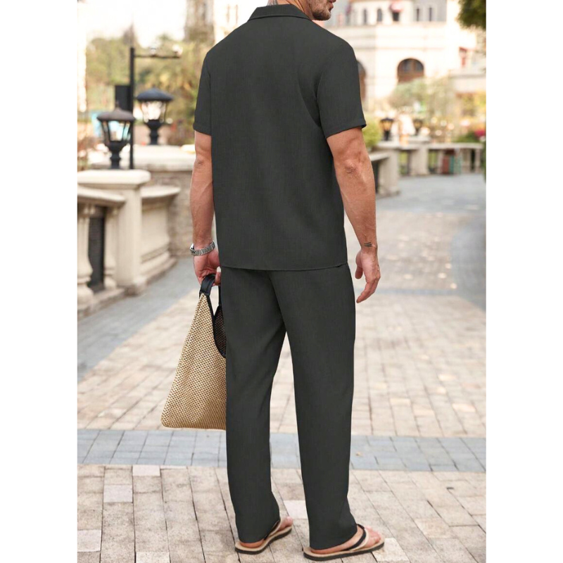 ブラックの開襟半袖セットアップ メンズ｜後ろ姿（バックスタイル）