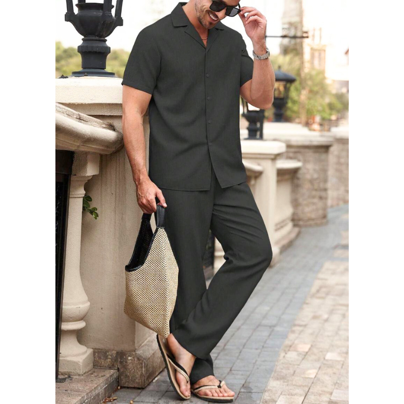 ブラックの開襟シャツセットアップ メンズ｜壁にもたれる着用イメージ