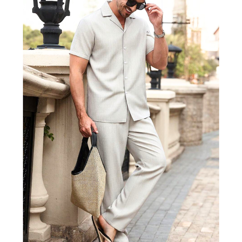 ライトグレーの開襟シャツセットアップ メンズ｜壁にもたれる着用イメージ